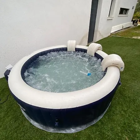 Apparement Moderne Avec Jardin Et Jacuzzi *